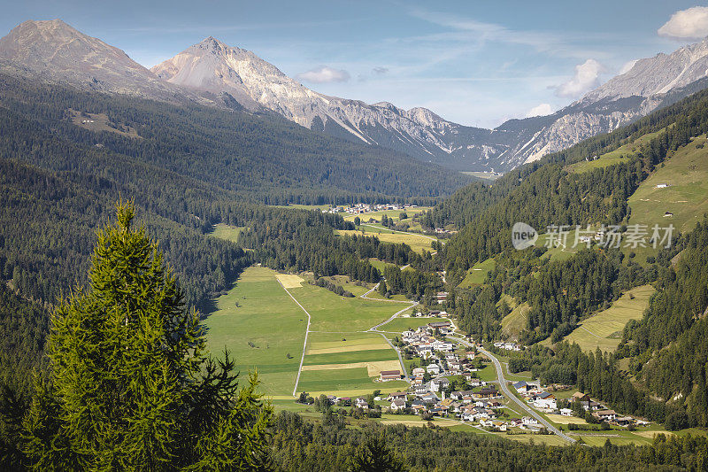 瑞士阿尔卑斯山格劳本登Inn Valley的Santa Maria Val Müstair村阿尔卑斯景观